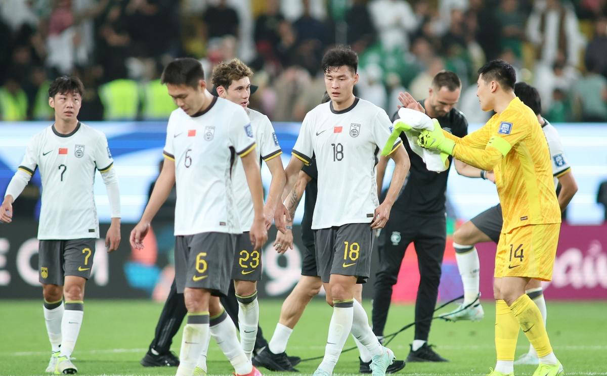 国内足球队在国际赛事中取得令人振奋的胜利