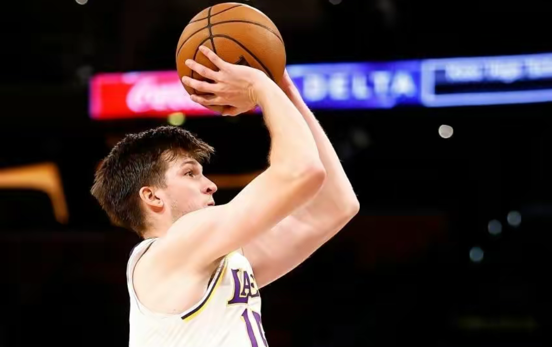 佩尔图亚门将表现出色,扑救多次保住胜利 佩尔图亚门将表现出色,扑救多次保住胜利