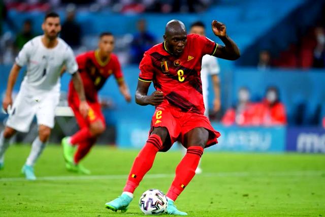 关于意大利队在紧张的比赛中获胜，晋级半决赛的信息