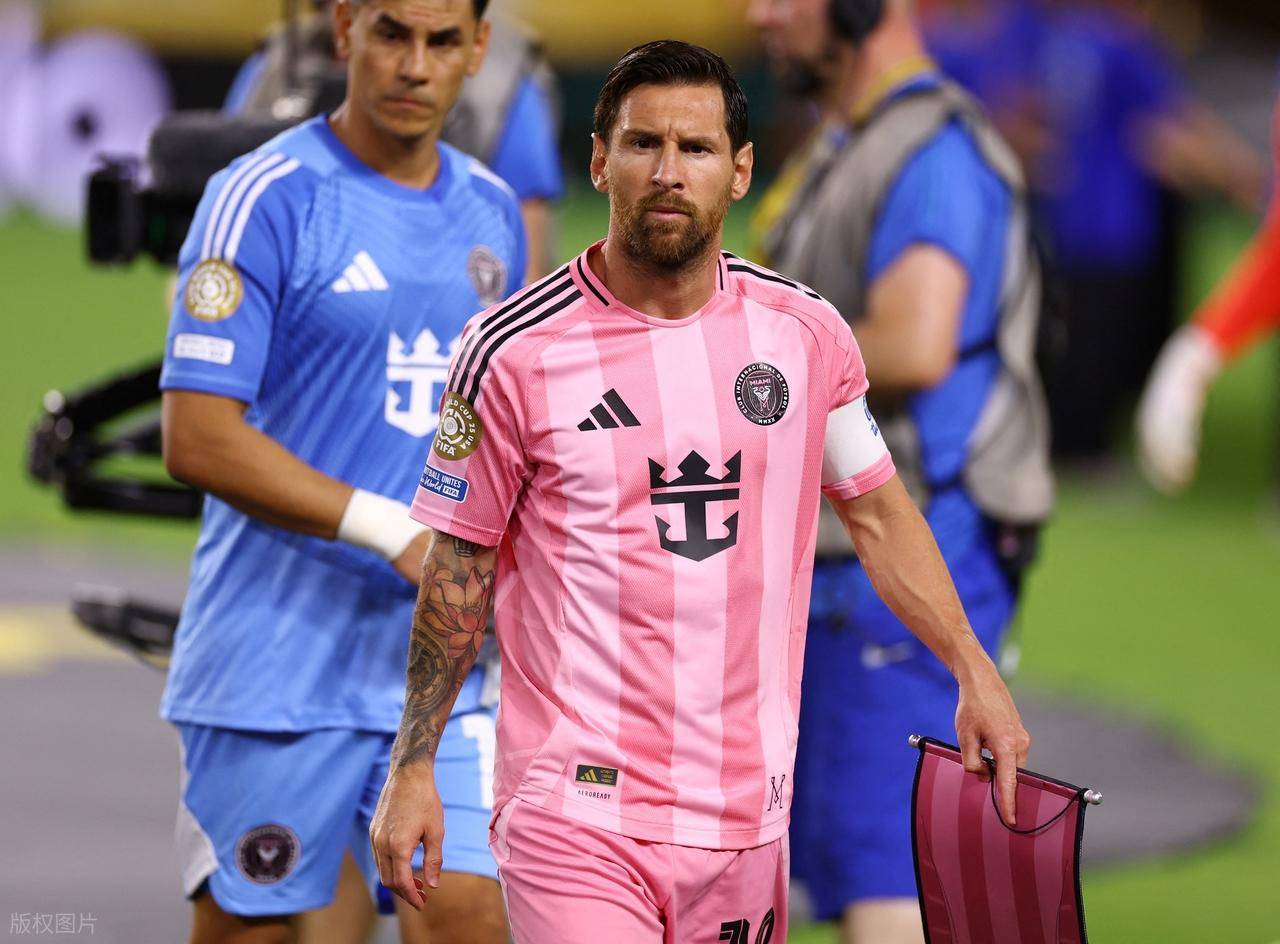 美国足球运动员备战大陆国际比赛