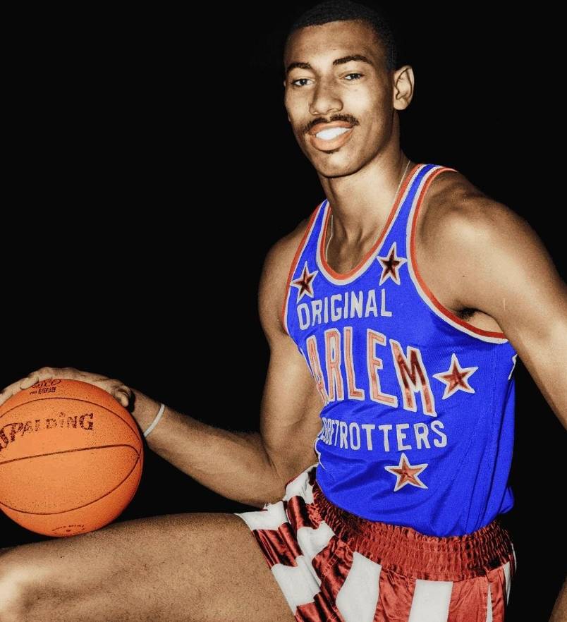 篮球场上的年轻新秀正受到广泛关注的简单介绍