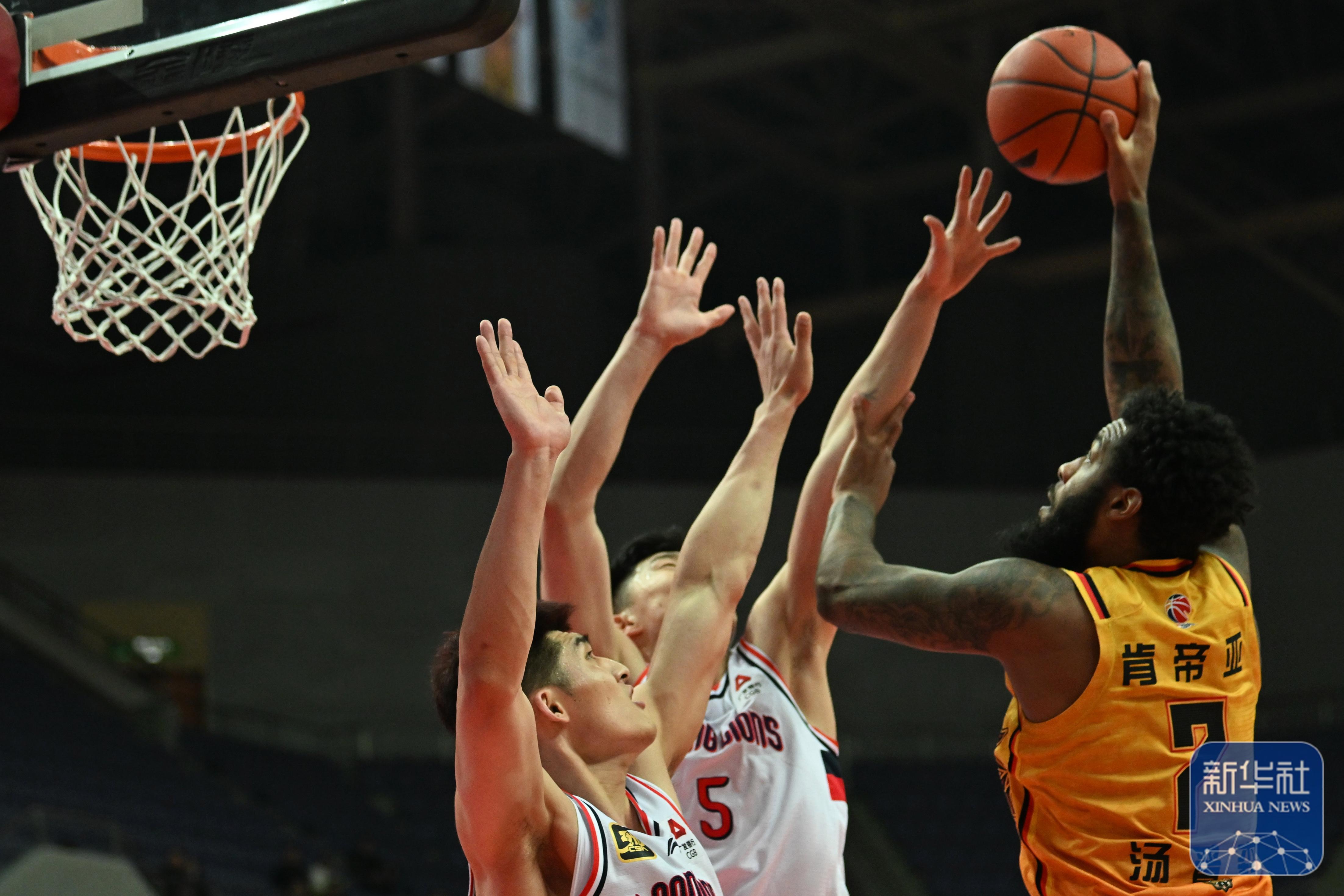 篮球场上的年轻新秀正受到广泛关注的简单介绍