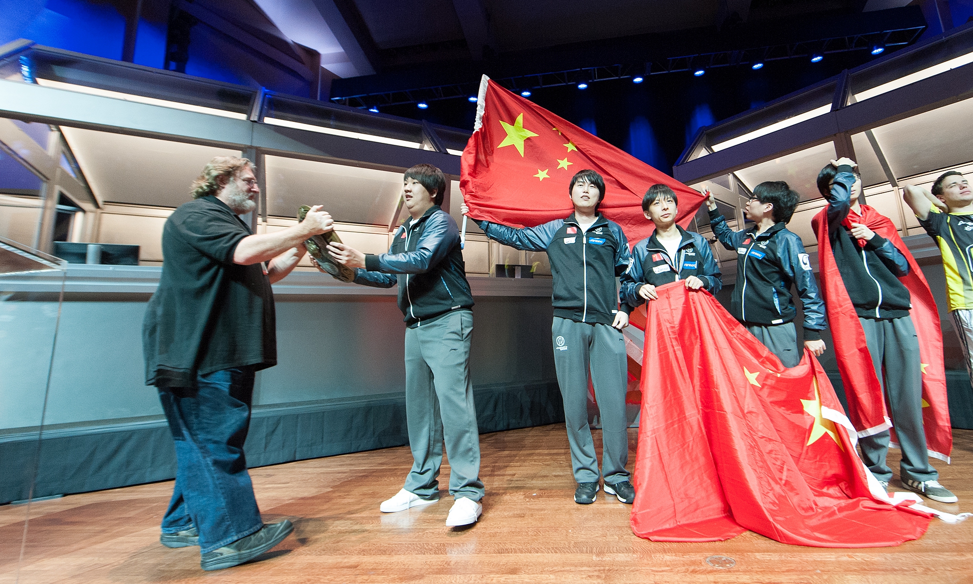 包含Dota2小组赛落幕，强队悉数晋级的词条