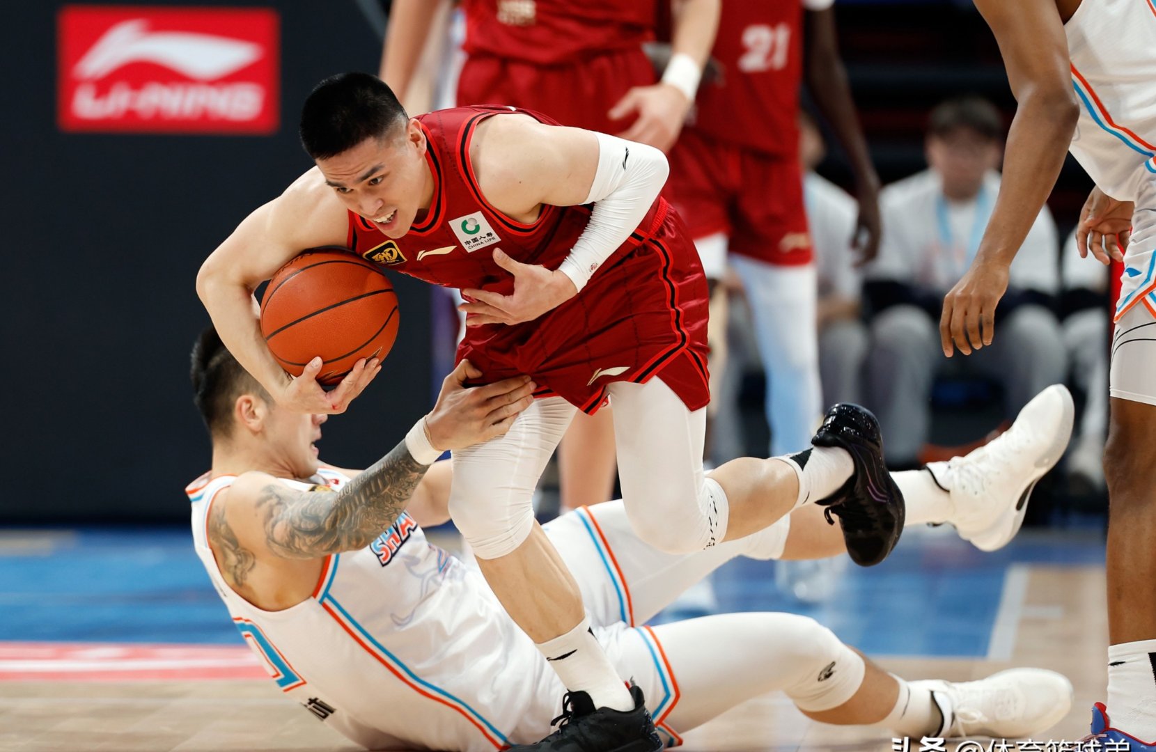 雄鹿轻取吉林队,王哲林统治全场 雄鹿轻取吉林队,王哲林统治全场